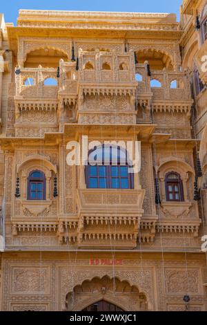 Jaisalmer, Inde - décembre 2023 : bâtiment traditionnel à Jaisalmer, la ville dorée du Rajasthan, Inde Banque D'Images