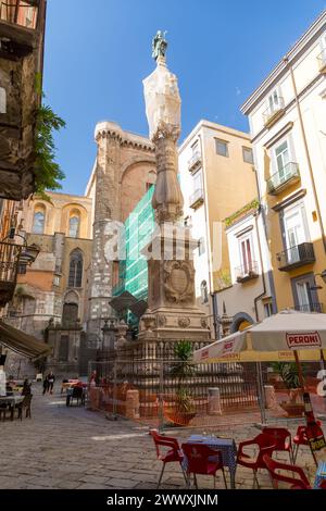 Naples, Italie - 10 avril 2022 : l'obélisque de San Gennaro et la coupole de la chapelle de San Gennaro dans le centre historique de Naples, Campanie, I. Banque D'Images