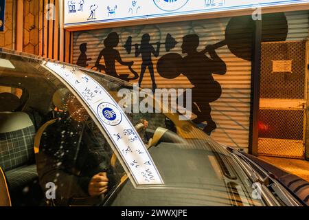 Soller, Espagne - 1 novembre 2023 : vue nocturne de l'homme dans la voiture devant la salle de gym Banque D'Images