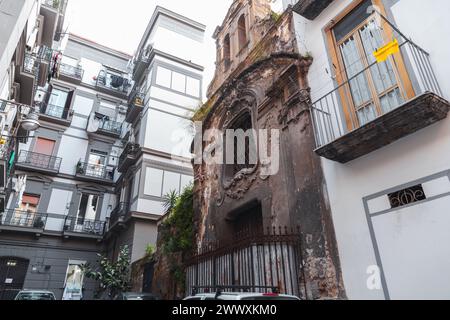 Naples, Italie - 9 avril 2022 : L'église San Biagio dei Caserti, à Naples, est une petite église située à Vicoletti dei Caserti, Naples, Italie Banque D'Images