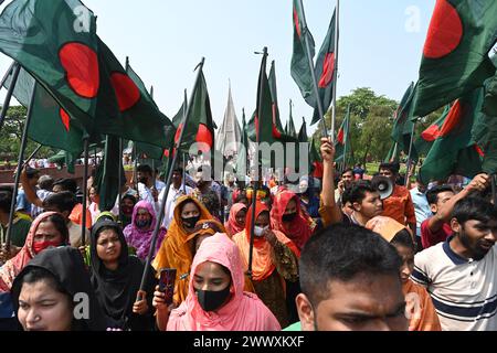 Dhaka, Bangladesh. 26 mars 2024. Les gens se rassemblent pour rendre hommage au Monument national de Savar pour célébrer la Journée de l'indépendance du Bangladesh à Dhaka, au Bangladesh, le 26 mars 2024. Crédit : Mamunur Rashid/Alamy Live News Banque D'Images