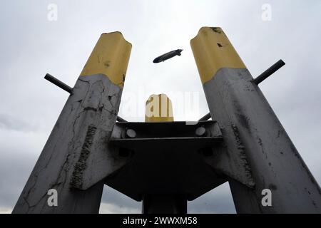 Nonnenhorn, Allemagne. 26 mars 2024. Un zeppelin plane au-dessus d'un débarcadère pour la navigation sur le lac de Constance. Crédit : Karl-Josef Hildenbrand/dpa/Alamy Live News Banque D'Images