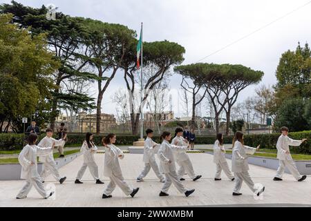 Rome, Italie. 25 mars 2024. Les élèves de Rome Convitto Nazionale Vittorio Emanuele II interprètent Taichi à Rome, Italie, le 25 mars 2024. Les étudiants de Rome Convitto Nazionale Vittorio Emanuele II ont assisté lundi à une exposition chinoise pour démontrer leurs résultats d'apprentissage de la langue chinoise par le biais de diverses représentations. Crédit : Li Jing/Xinhua/Alamy Live News Banque D'Images