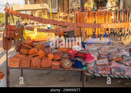 Jaisalmer, Inde - 22 décembre 2023 : kiosque de vente de souvenirs au lac Gadisar à Jaisalmer Banque D'Images
