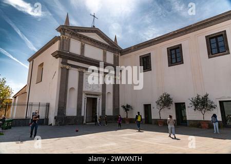 Naples, Italie - 9 avril 2022 : Castel Sant'Elmo est une forteresse médiévale située sur la colline du Vomero à côté de la Certosa di San Martino, surplombant NAPL Banque D'Images