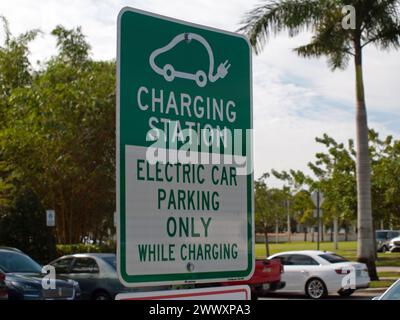 Miami, Floride, États-Unis - 28 novembre 2023 - signalement d'avertissement pour garer le véhicule électrique uniquement lors de la recharge à une station. Banque D'Images