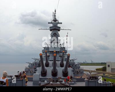 Mobile, Alabama, États-Unis - 11 août 2012 : cuirassé USS Alabama de la seconde Guerre mondiale amarré dans son parc commémoratif. Banque D'Images