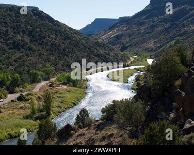 Rio Grande gorge par le pont de jonction de Taos, Nouveau-Mexique (la route est la 570). Banque D'Images