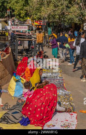 Jaisalmer, Inde - décembre 2023 : marché de rue à Jaisalmer, la ville dorée du Rajasthan, Inde Banque D'Images