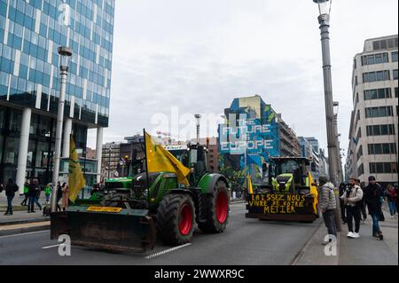 Nicolas Landemard / le Pictorium - manifestation paysanne à Bruxelles. - 26/03/2024 - Belgique / Bruxelles / Bruxelles - pour la 3ème fois depuis le début de l'année, les agriculteurs manifestent aujourd'hui dans la capitale belge. En marge d’un Conseil européen sur l’agriculture et la pêche, ils en sont venus à exiger la fin des accords de libre-échange et de meilleurs prix pour l’achat et la vente de leurs produits. Il y a eu quelques incidents, avec des jets d'œufs, des pétards et des feux de paille d'un côté, et des canons à eau et des gaz lacrymogènes de l'autre. Banque D'Images