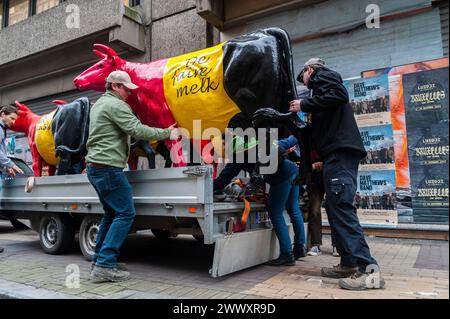 Nicolas Landemard / le Pictorium - manifestation paysanne à Bruxelles. - 26/03/2024 - Belgique / Bruxelles / Bruxelles - pour la 3ème fois depuis le début de l'année, les agriculteurs manifestent aujourd'hui dans la capitale belge. En marge d’un Conseil européen sur l’agriculture et la pêche, ils en sont venus à exiger la fin des accords de libre-échange et de meilleurs prix pour l’achat et la vente de leurs produits. Il y a eu quelques incidents, avec des jets d'œufs, des pétards et des feux de paille d'un côté, et des canons à eau et des gaz lacrymogènes de l'autre. Banque D'Images