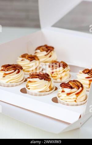 Cupcakes de pacanes au caramel aux épices et à la citrouille avec glaçage au fromage à la crème Banque D'Images