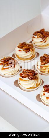 Cupcakes de pacanes au caramel aux épices et à la citrouille avec glaçage au fromage à la crème Banque D'Images