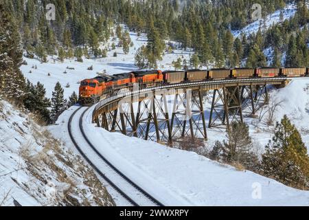 train de charbon sur un chevalet en direction de mullan pass sur la ligne de partage continentale près d'austin, montana Banque D'Images