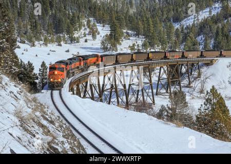 train de charbon sur un chevalet en direction de mullan pass sur la ligne de partage continentale près d'austin, montana Banque D'Images