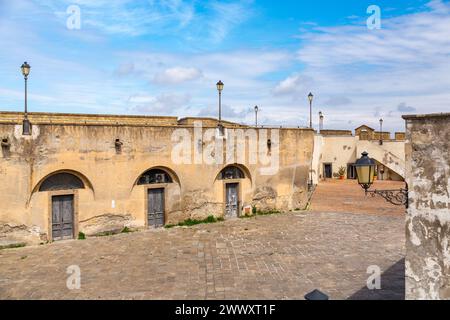 Naples, Italie - 9 avril 2022 : Castel Sant'Elmo est une forteresse médiévale située sur la colline du Vomero à côté de la Certosa di San Martino, surplombant NAPL Banque D'Images