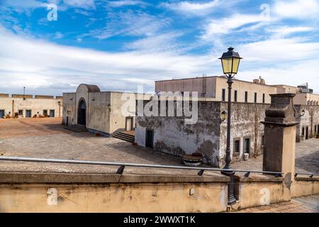 Naples, Italie - 9 avril 2022 : Castel Sant'Elmo est une forteresse médiévale située sur la colline du Vomero à côté de la Certosa di San Martino, surplombant NAPL Banque D'Images