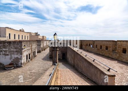 Naples, Italie - 9 avril 2022 : Castel Sant'Elmo est une forteresse médiévale située sur la colline du Vomero à côté de la Certosa di San Martino, surplombant NAPL Banque D'Images