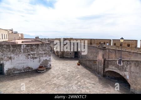 Naples, Italie - 9 avril 2022 : Castel Sant'Elmo est une forteresse médiévale située sur la colline du Vomero à côté de la Certosa di San Martino, surplombant NAPL Banque D'Images