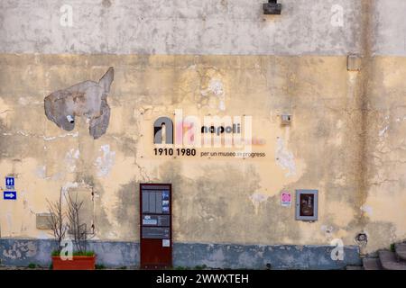 Naples, Italie - 9 avril 2022 : Castel Sant'Elmo est une forteresse médiévale située sur la colline du Vomero à côté de la Certosa di San Martino, surplombant NAPL Banque D'Images