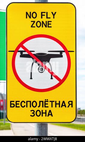 Panneau « zone interdite de vol ». Panneau de rue avec l'inscription en anglais et en russe : aucune zone de vol, interdisant les vols de drones Banque D'Images