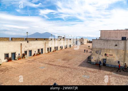 Naples, Italie - 9 avril 2022 : Castel Sant'Elmo est une forteresse médiévale située sur la colline du Vomero à côté de la Certosa di San Martino, surplombant NAPL Banque D'Images