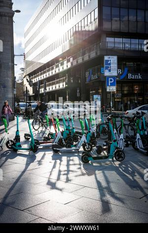 Parking pour scooter électrique en face de la gare principale, Cologne, Allemagne. Parkflaeche fuer Elektroscooter vor dem Hauptbahnhof, Koeln, Deutsch Banque D'Images