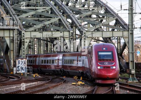 Train à grande vitesse Eurostar à l'arrivée à la gare centrale de Cologne, pont Hohenzollern, Cologne, Allemagne. Depuis octobre 2023, les anciens trains Thalys circulent Banque D'Images
