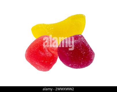 Bonbons au sucre gelée isolés sur fond blanc. Les bonbons aux fruits gelés se rapprochent. Banque D'Images