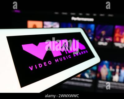 Téléphone portable avec logo de l'émission MTV Video Music Awards (VMA) devant le site Web. Mettez l'accent sur le centre-gauche de l'écran du téléphone. Banque D'Images