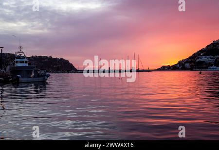 Coucher de soleil dans la baie de Port d'Andratx, Serra de Tramuntana, Majorque, Îles Baléares, Espagne Banque D'Images