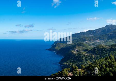 Vue sur les falaises depuis le point de vue Mirador Ricardo Roca, près de Estellencs, Serra de Tramuntana, Majorque, Îles Baléares, Espagne Banque D'Images