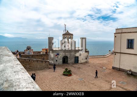 Naples, Italie - 9 avril 2022 : Castel Sant'Elmo est une forteresse médiévale située sur la colline du Vomero à côté de la Certosa di San Martino, surplombant NAPL Banque D'Images