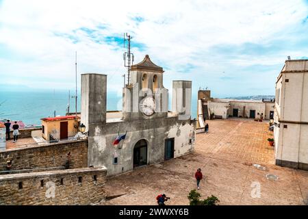 Naples, Italie - 9 avril 2022 : Castel Sant'Elmo est une forteresse médiévale située sur la colline du Vomero à côté de la Certosa di San Martino, surplombant NAPL Banque D'Images