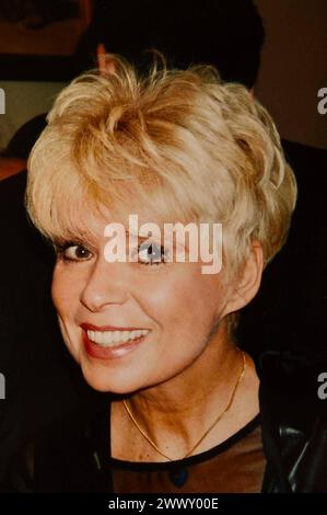 DATE D'ENREGISTREMENT NON INDIQUÉE. Ingrid Steeger, geboren AM 1. Avril 1947 als Ingrid Anita Stengert à Berlin, verstorben am 22. Décembre 2023 dans Bad Hersfeld, War eine deutsche Kabarettistin, Schauspielerin und Sängerin. Einem breiten Publikum wurde sie durch die Fernsehserie Klimbim von Michael Pfleghar bekannt. Von 1966 bis 2006 stand sie in rund 100 film- und Fernsehproduktionen vor der Kamera. Foto : Ingrid Steeger BEI der Medienpreis-Verleihung Goldenes Kabel in München, CA 1994 *** DATE D'ENREGISTREMENT NON INDIQUÉE Ingrid Steeger, née Ingrid Anita Stengert le 1er avril 1947 à Berlin, décédée le 22 décembre 2 Banque D'Images