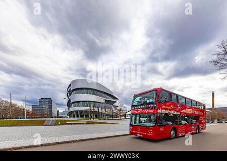 Stuttgrt Citytour. Visite de la ville dans un double étage rouge. Vue sur la ville de Stuttgart devant le musée Mercedes-Benz et le Mercedes Benz World à Bad Banque D'Images