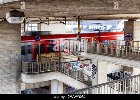 Pont Kurt Schumacher Mannheim sur le Rhin avec train régional, style architectural brutalisme, Mannheim, Bade-Wuerttemberg, Allemagne Banque D'Images
