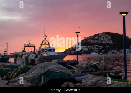 Bateaux de pêche et filets de pêche au coucher du soleil dans le port de pêche de Port d'Andratx, Serra de Tramuntana, Majorque, Îles Baléares, Espagne Banque D'Images