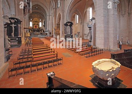 Vue intérieure avec fonts baptismaux de la cathédrale Saint-Pierre de l'UNESCO, bancs vides, autel, Trèves, Rhénanie-Palatinat, Allemagne Banque D'Images