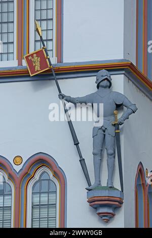 Chevalier avec armure, lance, casque et épée à la maison historique Steipe construite en 1430, figure, statue, moyen âge, mur de maison, fenêtre, détail, principal Banque D'Images