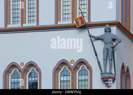 Chevalier avec armure, lance, casque et épée à la maison historique Steipe construite en 1430, figure, statue, moyen âge, mur de maison, fenêtre, détail, principal Banque D'Images