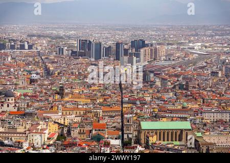 Naples, Italie - 9 avril 2022 : vue aérienne de la ville de Naples, depuis castel Sant'Elmo, Campanie, Italie. Banque D'Images