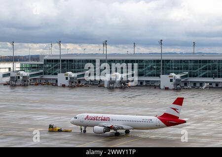 Streik der Flugbegleiter Gewerkschaft UFO am Flughafen München Während das KabinenPersonal der Muttergesellschaft Lufthansa streikt konnten die Flieger der österreichischen Tochter Austria die Flüge zum Münchener Flughafen dürchführen. Flughafen München Bayern Deutschland *** grève par le syndicat des agents de bord UFO à l'aéroport de Munich alors que le personnel de cabine de la société mère Lufthansa était en grève, les avions de la filiale autrichienne Austria ont pu opérer des vols vers l'aéroport de Munich Aéroport de Munich Bavière Allemagne 20240313-6V2A5878 Banque D'Images