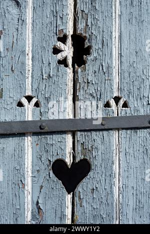 Porte en bois avec coeur, porte stable, laque de couleur claire, vieillie, ancienne ferme, idyllique, romantique, Nidda, Vogelsberg, Wetterau, Hesse, Allemagne Banque D'Images