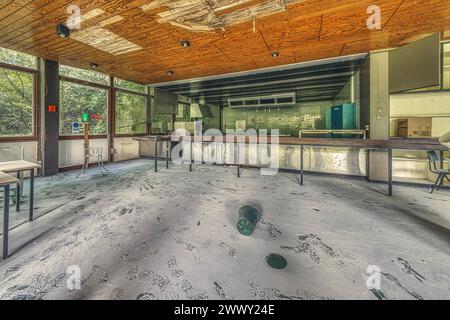 Laboratoire abandonné, poussiéreux avec lumière du jour et meubles cassés, Institut de biologie moléculaire, Lost place, Sint-Genesius-Rode, Province Banque D'Images