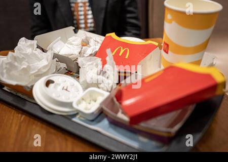 Nach dem Essen BEI McDonald s 25.03.24, Frankfurt : Symbolfoto, Illustrationsbild, Symbolbild, Illustrationsfoto Nach dem Essen BEI McDonald s Ein Tablet in einem McDonald s Schnellrestaurant, gefüllt mit leeren Verpackungen und einem Getränkebecher, zeugt von einer gerade genossenen Mahlzeit. DAS Tablett zeigt eine Mischung aus Burger-Verpackungen, leeren pommes-Schachteln und einem benutzten Getränkebecher, allesamt mit dem berühmten McDonald s-logo versehen. Diese Szene fängt den alltäglichen moment nach dem Essen ein, in dem die Überreste eines leckeren Fast-Food-Erlebnisses zurückbleiben. Banque D'Images