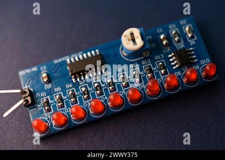 Carte de circuit imprimé avec éléments radio. LED et puces. Ensemble pour souder un radioamateur. Banque D'Images