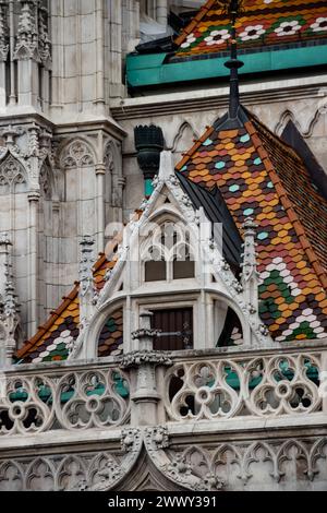 Célèbre église Matthias à Budapest, Hongrie, un monument incontournable. Style gothique architectural et décoratif coloré puissant, église catholique Banque D'Images