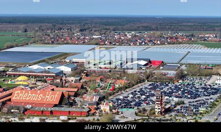 DEU : Erdbeer-König Robert Dahl geht nach Kalifornien Rövershagen/ ROSTOCK, DEUTSCHLAND- 26.März : Dieses Luftbild zeigt die Firmenzentrale von Karls Erlebnishof in für BEI Rostock am 26.März 2024 in Mecklenburg- Vorpommern, Deutschland .Das Familien- Unternehmen Karls Erlebnisdorf ist ein Freizeitpark Rövershagen die Familie. 1000 Beschäftigte, 150 Millionen EUR Umsatz. Dans Deutschland gibt es sieben Erlebnisdörfer, jetzt will der Inhaber und Betreiber Robert Dahl in die USA expandieren. Ein passendes Grundstück ist schon in der Stadt Oxnard 100 kilomètres nordwestlich von Los Angeles in Ka Banque D'Images