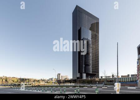 Un gratte-ciel de bureau dans la zone nord de Madrid avec une façade noire Banque D'Images